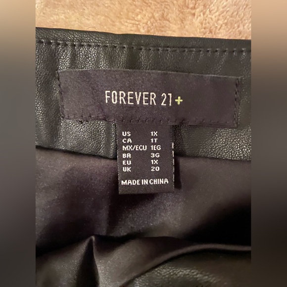 NWT - Forever 21 Faux Leather Skirt w/ Snaps & Ruching - Picture 6 of 6